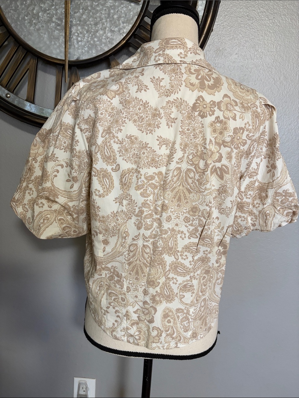 BAGATELLE White with tan flora print Puff Sleeve Button-Front Women's Shirt - Picture 8 of 10
